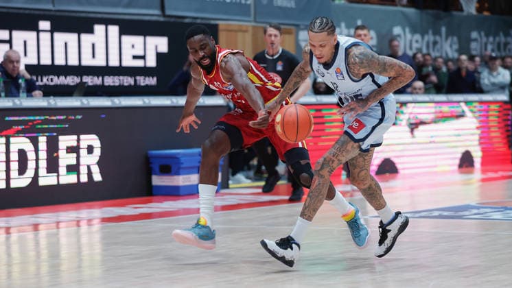 Im Bild: v.li. Eddy Edigin (Wuerzburg Baskets, 27) gegen Michale Kyser (EWE Baskets Oldenburg) 05.12.2025, Basketball, Fitness First Wuerzburg Baskets vs. EWE Baskets Oldenburg, easyCredit BBL, 9. Spieltag, Deutschland, Wuerzburg, tectake-Arena, Copyright: HMBxMedia xJulienxBecker