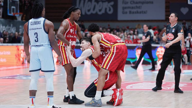 Im Bild: v.li. Christopher Clemons (EWE Baskets Oldenburg) und daneben helfen sich Marcus Carr(Wuerzburg Baskets, 5), Alen Pjanic (Wuerzburg Baskets, 35) und Davion Mintz (Wuerzburg Baskets, 10) 05.12.2025, Basketball, Fitness First Wuerzburg Baskets vs. EWE Baskets Oldenburg, easyCredit BBL, 9. Spieltag, Deutschland, Wuerzburg, tectake-Arena, Copyright: HMBxMedia xJulienxBecker