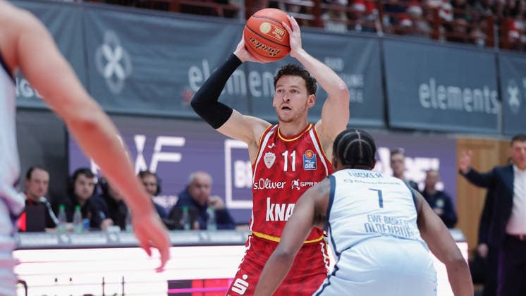 Im Bild: v.li. Brae Ivey (Wuerzburg Baskets, 11) gegen Dakarai Tucker (EWE Baskets Oldenburg) 05.12.2025, Basketball, Fitness First Wuerzburg Baskets vs. EWE Baskets Oldenburg, easyCredit BBL, 9. Spieltag, Deutschland, Wuerzburg, tectake-Arena, Copyright: HMBxMedia xJulienxBecker