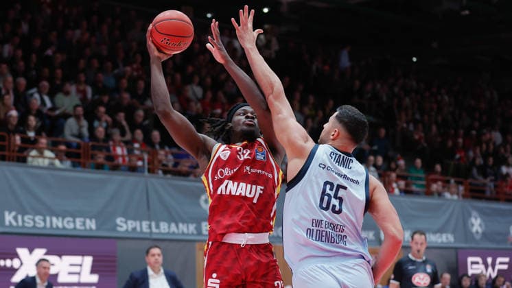 Im Bild: v.li. Charles Thompson (Wuerzburg Baskets, 32) gegen Filip Stanic (EWE Baskets Oldenburg) 05.12.2025, Basketball, Fitness First Wuerzburg Baskets vs. EWE Baskets Oldenburg, easyCredit BBL, 9. Spieltag, Deutschland, Wuerzburg, tectake-Arena, Copyright: HMBxMedia xJulienxBecker
