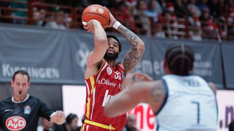 Im Bild: v.li. David Muenkat (Wuerzburg Baskets, 55) gegen Dakarai Tucker (EWE Baskets Oldenburg) 05.12.2025, Basketball, Fitness First Wuerzburg Baskets vs. EWE Baskets Oldenburg, easyCredit BBL, 9. Spieltag, Deutschland, Wuerzburg, tectake-Arena, Copyright: HMBxMedia xJulienxBecker