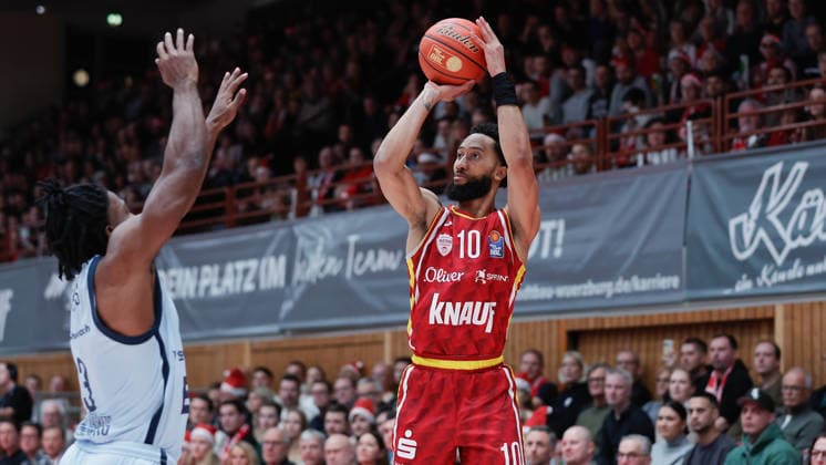 Im Bild: v.li. Christopher Clemons (EWE Baskets Oldenburg) gegen Davion Mintz (Wuerzburg Baskets, 10) 05.12.2025, Basketball, Fitness First Wuerzburg Baskets vs. EWE Baskets Oldenburg, easyCredit BBL, 9. Spieltag, Deutschland, Wuerzburg, tectake-Arena, Copyright: HMBxMedia xJulienxBecker