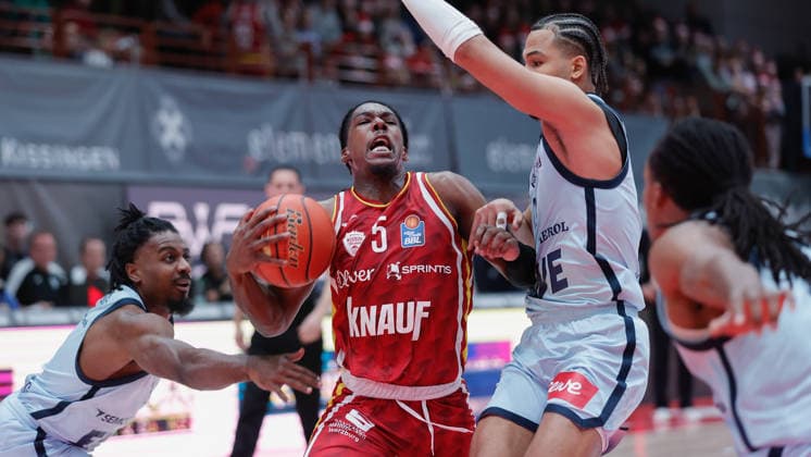 Im Bild: v.li. Christopher Clemons (EWE Baskets Oldenburg), Marcus Carr(Wuerzburg Baskets, 5) und Nicholas Tischler (EWE Baskets Oldenburg) 05.12.2025, Basketball, Fitness First Wuerzburg Baskets vs. EWE Baskets Oldenburg, easyCredit BBL, 9. Spieltag, Deutschland, Wuerzburg, tectake-Arena, Copyright: HMBxMedia xJulienxBecker