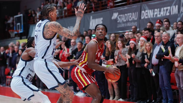 Im Bild: v.li. Christopher Clemons (EWE Baskets Oldenburg), Michale Kyser (EWE Baskets Oldenburg) und Marcus Carr(Wuerzburg Baskets, 5) 05.12.2025, Basketball, Fitness First Wuerzburg Baskets vs. EWE Baskets Oldenburg, easyCredit BBL, 9. Spieltag, Deutschland, Wuerzburg, tectake-Arena, Copyright: HMBxMedia xJulienxBecker