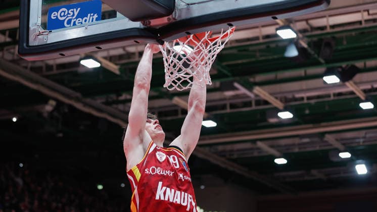 Im Bild: Christian Skladanowski (Wuerzburg Baskets, 19) mit dem Dunking 05.12.2025, Basketball, Fitness First Wuerzburg Baskets vs. EWE Baskets Oldenburg, easyCredit BBL, 9. Spieltag, Deutschland, Wuerzburg, tectake-Arena, Copyright: HMBxMedia xJulienxBecker