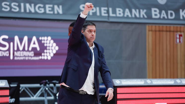 Im Bild: Head-Coach Sasa Filipovski (Wuerzburg Baskets) mit Anweisungen 05.12.2025, Basketball, Fitness First Wuerzburg Baskets vs. EWE Baskets Oldenburg, easyCredit BBL, 9. Spieltag, Deutschland, Wuerzburg, tectake-Arena, Copyright: HMBxMedia xJulienxBecker