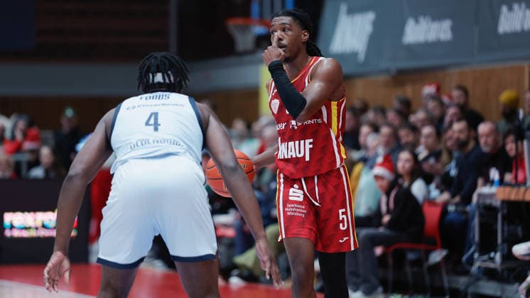 Im Bild: v.li. Brian Fobbs (EWE Baskets Oldenburg) gegen Marcus Carr(Wuerzburg Baskets, 5) 05.12.2025, Basketball, Fitness First Wuerzburg Baskets vs. EWE Baskets Oldenburg, easyCredit BBL, 9. Spieltag, Deutschland, Wuerzburg, tectake-Arena, Copyright: HMBxMedia xJulienxBecker
