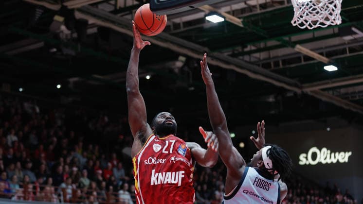 Im Bild: v.li. Eddy Edigin (Wuerzburg Baskets, 27) gegen Brian Fobbs (EWE Baskets Oldenburg) 05.12.2025, Basketball, Fitness First Wuerzburg Baskets vs. EWE Baskets Oldenburg, easyCredit BBL, 9. Spieltag, Deutschland, Wuerzburg, tectake-Arena, Copyright: HMBxMedia xJulienxBecker