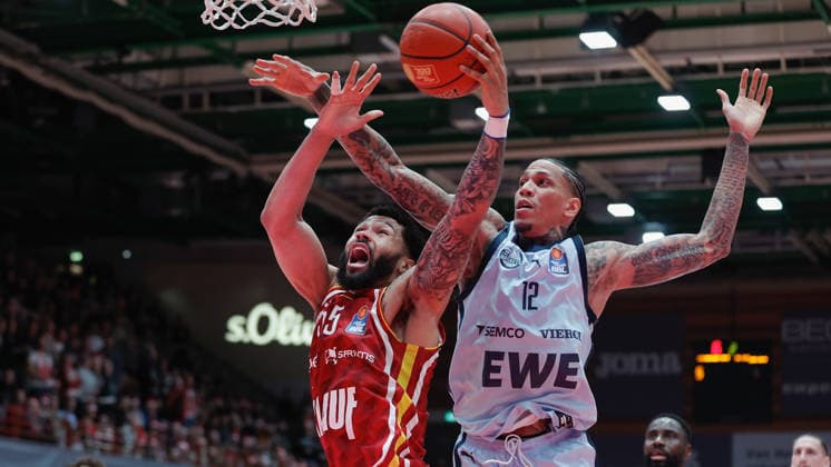 Im Bild: v.li. David Muenkat (Wuerzburg Baskets, 55) gegen Michale Kyser (EWE Baskets Oldenburg) 05.12.2025, Basketball, Fitness First Wuerzburg Baskets vs. EWE Baskets Oldenburg, easyCredit BBL, 9. Spieltag, Deutschland, Wuerzburg, tectake-Arena, Copyright: HMBxMedia xJulienxBecker