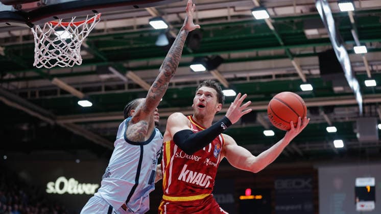 Im Bild: v.li. Michale Kyser (EWE Baskets Oldenburg) gegen Brae Ivey (Wuerzburg Baskets, 11) 05.12.2025, Basketball, Fitness First Wuerzburg Baskets vs. EWE Baskets Oldenburg, easyCredit BBL, 9. Spieltag, Deutschland, Wuerzburg, tectake-Arena, Copyright: HMBxMedia xJulienxBecker