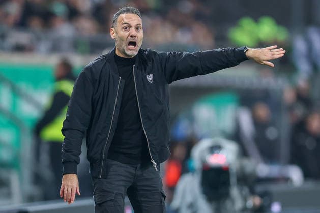 05.12.2025, Fußball, Preußen Münster - Hannover 96, 2. Fußball Bundesliga, Preußenstadion, Saison 2025 2026: Cheftrainer Alexander Ende (Preussen Muenster hc) gestikulierend am Spielfeldrand DFB regulations prohibit any use of photographs as image sequences and or quasi-video. Nordrhein-Westfalen Deutschland *** 05 12 2025, Football, Preußen Münster Hannover 96, 2 Fußball Bundesliga, Preußenstadion, Saison 2025 2026 Head coach Alexander Ende Preussen Muenster hc gesticulating on the sidelines DFB regulations prohibit any use of photographs as image sequences and or quasi video Nordrhein Westfalen Germany