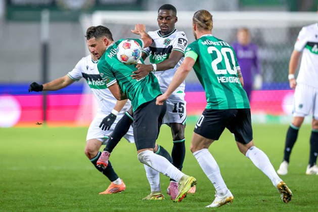 05.12.2025, Fußball, Preußen Münster - Hannover 96, 2. Fußball Bundesliga, Preußenstadion, Saison 2025 2026: Noel Aseko (Hannover96 15) im Zweikampf gegen Yassine Bouchama (Preussen Muenster 05) und Jorrit Hendrix (Preussen Muenster 20) DFB regulations prohibit any use of photographs as image sequences and or quasi-video. Nordrhein-Westfalen Deutschland