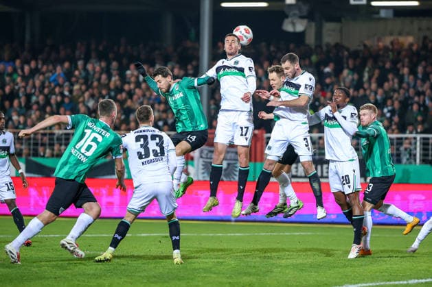 05.12.2025, Fußball, Preußen Münster - Hannover 96, 2. Fußball Bundesliga, Preußenstadion, Saison 2025 2026: Strafraumaktion - der hannover Strafraum ist in der Nachspielzeit unter starkem Beschuss. v.l. Torge Paetow (Preussen Muenster 16) Maurice Neubauer (Hannover96 33) xm14 Bastian Allgeier (Hannover96 17) Boris Tomiak (Hannover96 03) Ime Okon (Hannover96 20) Lars Lokotsch (Preussen Muenster 13) DFB regulations prohibit any use of photographs as image sequences and or quasi-video. Nordrhein-Westfalen Deutschland