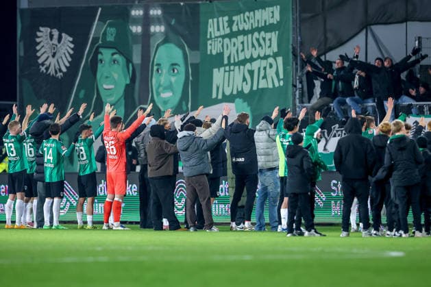 05.12.2025, Fußball, Preußen Münster - Hannover 96, 2. Fußball Bundesliga, Preußenstadion, Saison 2025 2026: Abschlussjubel Münster nach dem 2:2 Unentschieden DFB regulations prohibit any use of photographs as image sequences and or quasi-video. Nordrhein-Westfalen Deutschland