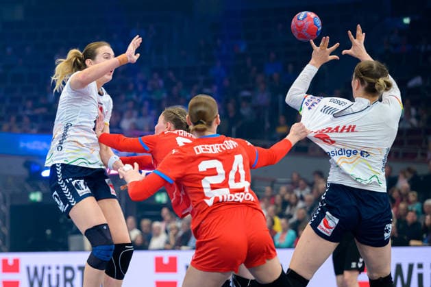 Handball, Frauen WM, Tschechien - Norwegen v.li. Kristine Breistoel (Norwegen) mit dem Pass auf Maren Aardahl (Norwegen), Eliska Desortova (Tschechien) Dortmund Hotel Nordrhein-Westfalen Deutschland