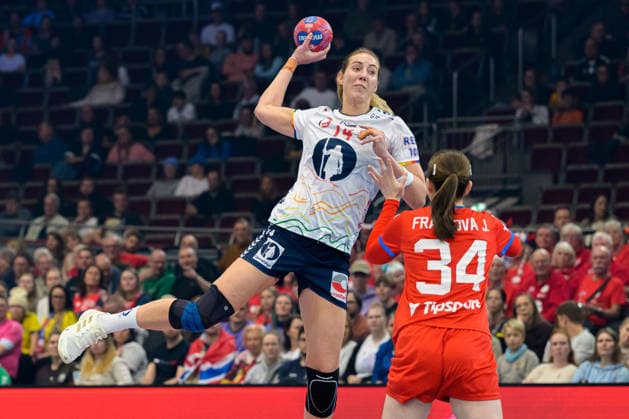 Handball, Frauen WM, Tschechien - Norwegen Kristine Breistoel (Norwegen), Julie Frankova (Tschechien) Dortmund Hotel Nordrhein-Westfalen Deutschland
