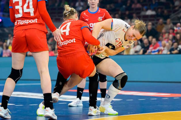 Handball, Frauen WM, Tschechien - Norwegen v. li. im Zweikampf Kamila Kordovska (Tschechien) und Vilde Ingstad (Norwegen) Dortmund Hotel Nordrhein-Westfalen Deutschland