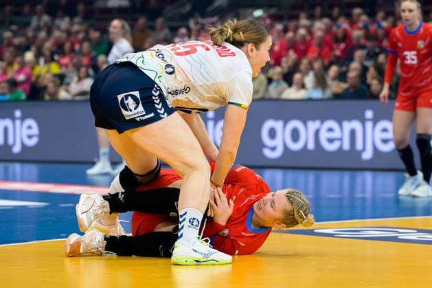 Handball, Frauen WM, Tschechien - Norwegen v. li. im Zweikampf Kamila Kordovska (Tschechien) und Vilde Ingstad (Norwegen) Dortmund Hotel Nordrhein-Westfalen Deutschland