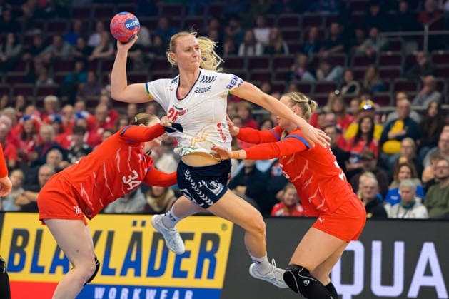 Handball, Frauen WM, Tschechien - Norwegen v. li. im Zweikampf Julie Frankova (Tschechien), Henny Reistad (Norwegen), Valerie Smetkova (Tschechien) Dortmund Hotel Nordrhein-Westfalen Deutschland