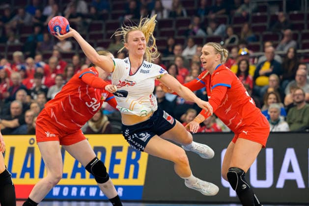 Handball, Frauen WM, Tschechien - Norwegen v. li. im Zweikampf Julie Frankova (Tschechien), Henny Reistad (Norwegen), Valerie Smetkova (Tschechien) Dortmund Hotel Nordrhein-Westfalen Deutschland
