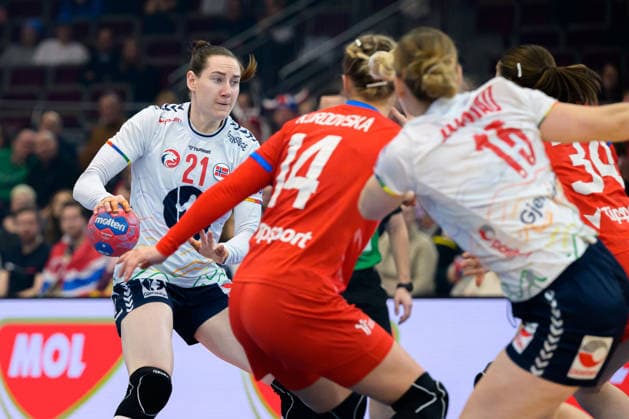 Handball, Frauen WM, Tschechien - Norwegen Ingvild Bakkerud (Norwegen), Kamila Kordovska (Tschechien), Vilde Ingstad (Norwegen) Dortmund Hotel Nordrhein-Westfalen Deutschland