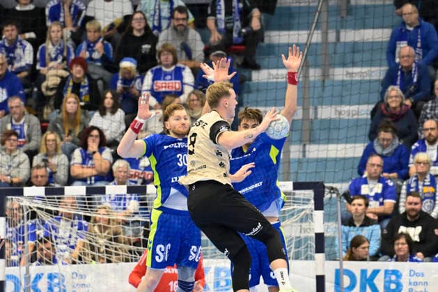 GER, 1.Daikin HBL , BHC06, VFL Gummersbach vs. BHC06 5.12. 2025, Gummersbach, Schwalbe Arena, GER, 1.Daikin HBL25 26, 14.Spieltag VFL Gummersbach vs. BHC06 1.Liqui Moly HBL regulations prohibit any use of photographs as image sequences and or quasi-video im Bild Nico Schöttle ( Bergischer HC 8 ) gegen Tom Kiesler ( VFL Gummersbach 30 ) und Julian Köster ( VFL Gummersbach 7 ).