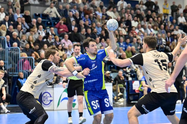 GER, 1.Daikin HBL , BHC06, VFL Gummersbach vs. BHC06 5.12. 2025, Gummersbach, Schwalbe Arena, GER, 1.Daikin HBL25 26, 14.Spieltag VFL Gummersbach vs. BHC06 1.Liqui Moly HBL regulations prohibit any use of photographs as image sequences and or quasi-video im Bild Joao Gomes ( VFL Gummersbach 3 ) gegen Gerdas Bararskas ( Bergischer HC 14 ).
