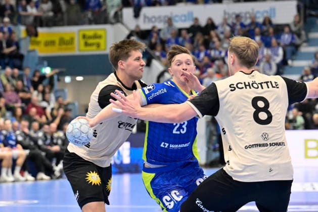 GER, 1.Daikin HBL , BHC06, VFL Gummersbach vs. BHC06 5.12. 2025, Gummersbach, Schwalbe Arena, GER, 1.Daikin HBL25 26, 14.Spieltag VFL Gummersbach vs. BHC06 1.Liqui Moly HBL regulations prohibit any use of photographs as image sequences and or quasi-video im Bild Ole Pregler ( VFL Gummersbach 23 ) gegen Lars Mitchell Kooij ( Bergischer HC 15 ) und Nico Schöttle ( Bergischer HC 8 ).