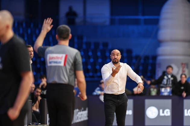 Demond Greene (PS Karlsruhe LIONS, Chef-Trainer) spricht mit dem Schiri, PS Karlsruhe LIONS vs Tigers Tuebingen, Basketball ProA 2. Bundesliga, 11. Spieltag, Saison 2025 2026, 05.12.2025, PS Karlsruhe LIONS vs Tigers Tuebingen, Basketball ProA 2. Bundesliga, 11. Spieltag, Saison 2025 2026, 05.12.2025 Karlsruhe Copyright: xEibner-Pressefoto JanxPrihodax EP_JPA