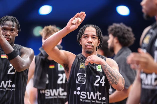 Nach der Niederlage bei den Fans JaCobi Allen Wood (Tigers Tuebingen, 24), PS Karlsruhe LIONS vs Tigers Tuebingen, Basketball ProA 2. Bundesliga, 11. Spieltag, Saison 2025 2026, 05.12.2025, PS Karlsruhe LIONS vs Tigers Tuebingen, Basketball ProA 2. Bundesliga, 11. Spieltag, Saison 2025 2026, 05.12.2025 Karlsruhe Copyright: xEibner-Pressefoto JanxPrihodax EP_JPA