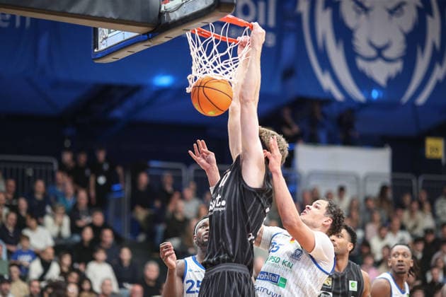 Lukas Max Milner (Tigers Tuebingen, 17) mit einem Dunk gegen Maurice Marko Pluskota (PS Karlsruhe LIONS, 23), PS Karlsruhe LIONS vs Tigers Tuebingen, Basketball ProA 2. Bundesliga, 11. Spieltag, Saison 2025 2026, 05.12.2025, PS Karlsruhe LIONS vs Tigers Tuebingen, Basketball ProA 2. Bundesliga, 11. Spieltag, Saison 2025 2026, 05.12.2025 Karlsruhe Copyright: xEibner-Pressefoto JanxPrihodax EP_JPA