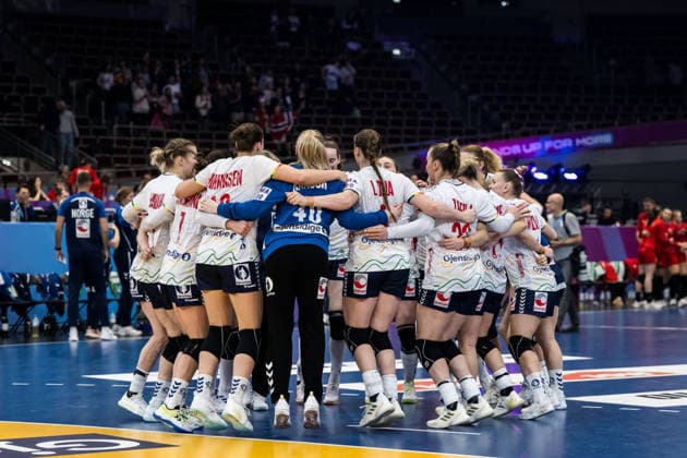 251205 Players of Norway celebrates after the 2025 IHF Women™s World Championship, WM, Weltmeisterschaft handball match between Czech Republic and Norway on December 5, 2025 in Dortmund. Photo: Emma Wallskog BILDBYRAN COP 320 EW0604 handball handboll handball handboll handball bbeng vm handball-vm handbolls-vm ihf handball world championship world handball championship 2025 world championship 2025 tjeckien norway norge czech republic dam bbeng jubel norge norway celebrates Copyright: EMMAxWALLSKOG BB251205EW155