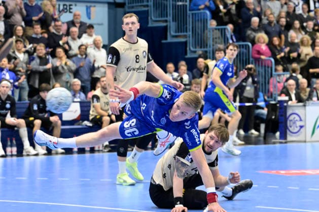 GER, 1.Daikin HBL , BHC06, VFL Gummersbach vs. BHC06 5.12. 2025, Gummersbach, Schwalbe Arena, GER, 1.Daikin HBL25 26, 14.Spieltag VFL Gummersbach vs. BHC06 1.Liqui Moly HBL regulations prohibit any use of photographs as image sequences and or quasi-video im Bild Ellidi Vidarsson ( VFL Gummersbach 4 ) am Kreis .