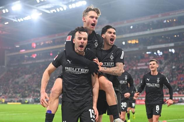 Torjubel um Haris TABAKOVIC (Borussia Moenchengladbach) nach Tr zum 0-1,Jubel,Freude,Begeisterung,. Fussball 1. Bundesliga Saison 2025 2026, 13.Spieltag, Spieltag13 1.FSV Mainz 05 - Borussia Moenchengladbach am 05.12.2025 MEWA ARENA. *** Goal celebration around Haris TABAKOVIC Borussia Moenchengladbach after Tr to 0 1,Jubel,Freude,Begeisterung, Fußball 1 Bundesliga Saison 2025 2026, 13 Spieltag, Spieltag13 1 FSV Mainz 05 Borussia Moenchengladbach am 05 12 2025 MEWA ARENA