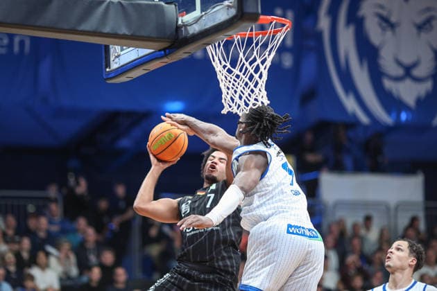 Wesley Chima Oba (PS Karlsruhe LIONS, 07) blockt Silas Kaan Osezua Oriane (Tigers Tuebingen, 07), PS Karlsruhe LIONS vs Tigers Tuebingen, Basketball ProA 2. Bundesliga, 11. Spieltag, Saison 2025 2026, 05.12.2025, PS Karlsruhe LIONS vs Tigers Tuebingen, Basketball ProA 2. Bundesliga, 11. Spieltag, Saison 2025 2026, 05.12.2025 Karlsruhe Copyright: xEibner-Pressefoto JanxPrihodax EP_JPA
