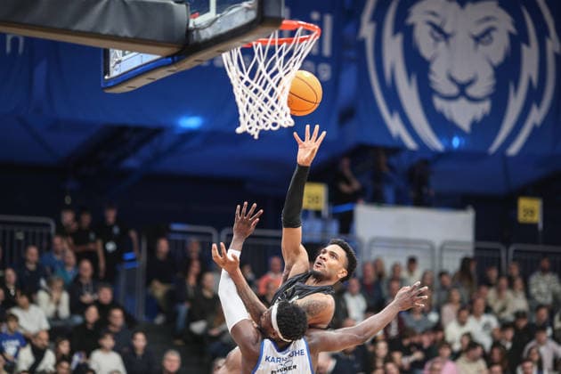Bernard Joel Pelote III (Tigers Tuebingen, 01) gegen David Opowu Ejah (PS Karlsruhe LIONS, 25), PS Karlsruhe LIONS vs Tigers Tuebingen, Basketball ProA 2. Bundesliga, 11. Spieltag, Saison 2025 2026, 05.12.2025, PS Karlsruhe LIONS vs Tigers Tuebingen, Basketball ProA 2. Bundesliga, 11. Spieltag, Saison 2025 2026, 05.12.2025 Karlsruhe Copyright: xEibner-Pressefoto JanxPrihodax EP_JPA