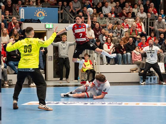 Kyan van Berlo (HSG Nordhorn Lingen, 07) beim Sprungwurf gegen Filip Baranasic (TuS Ferndorf, 99). Im Hintergrund ist Ceven Klatt (TuS Ferndorf, Trainer) am schreien HSG Nordhorn Lingen vs. TuS Ferndorf, Handball, 2. Bundesliga, 14. Spieltag, Saison 2025 2026, 05.12.2025 HSG Nordhorn Lingen vs. TuS Ferndorf, Handball, 2. Bundesliga, 14. Spieltag, Saison 2025 2026, 05.12.2025 Nordhorn Copyright: xEibner-Pressefoto DamianxKruczynx EP_DKI