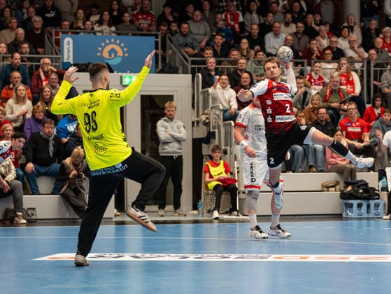 Filip Baranasic (TuS Ferndorf, 99) versucht den Wurf von Frieder Bandlow (HSG Nordhorn Lingen, 02) zu halten HSG Nordhorn Lingen vs. TuS Ferndorf, Handball, 2. Bundesliga, 14. Spieltag, Saison 2025 2026, 05.12.2025 HSG Nordhorn Lingen vs. TuS Ferndorf, Handball, 2. Bundesliga, 14. Spieltag, Saison 2025 2026, 05.12.2025 Nordhorn Copyright: xEibner-Pressefoto DamianxKruczynx EP_DKI