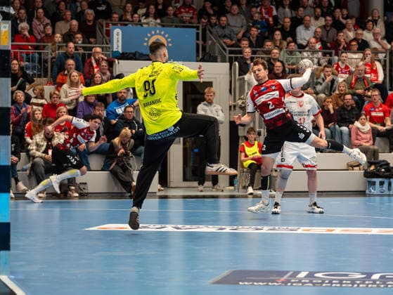 Filip Baranasic (TuS Ferndorf, 99) verucht den Wurf von Frieder Bandlow (HSG Nordhorn Lingen, 02) zu halten HSG Nordhorn Lingen vs. TuS Ferndorf, Handball, 2. Bundesliga, 14. Spieltag, Saison 2025 2026, 05.12.2025 HSG Nordhorn Lingen vs. TuS Ferndorf, Handball, 2. Bundesliga, 14. Spieltag, Saison 2025 2026, 05.12.2025 Nordhorn Copyright: xEibner-Pressefoto DamianxKruczynx EP_DKI