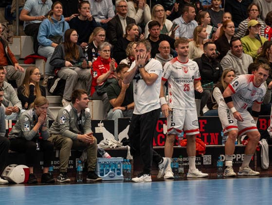 Ceven Klatt (TuS Ferndorf, Trainer) ist wuetend HSG Nordhorn Lingen vs. TuS Ferndorf, Handball, 2. Bundesliga, 14. Spieltag, Saison 2025 2026, 05.12.2025 HSG Nordhorn Lingen vs. TuS Ferndorf, Handball, 2. Bundesliga, 14. Spieltag, Saison 2025 2026, 05.12.2025 Nordhorn Copyright: xEibner-Pressefoto DamianxKruczynx EP_DKI