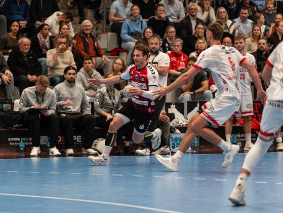 Frieder Bandlow (HSG Nordhorn Lingen, 02) beim Lauf auf das Tor. Julius Meyer-Siebert (TuS Ferndorf, 05) versucht ihn zu blocken HSG Nordhorn Lingen vs. TuS Ferndorf, Handball, 2. Bundesliga, 14. Spieltag, Saison 2025 2026, 05.12.2025 HSG Nordhorn Lingen vs. TuS Ferndorf, Handball, 2. Bundesliga, 14. Spieltag, Saison 2025 2026, 05.12.2025 Nordhorn Copyright: xEibner-Pressefoto DamianxKruczynx EP_DKI
