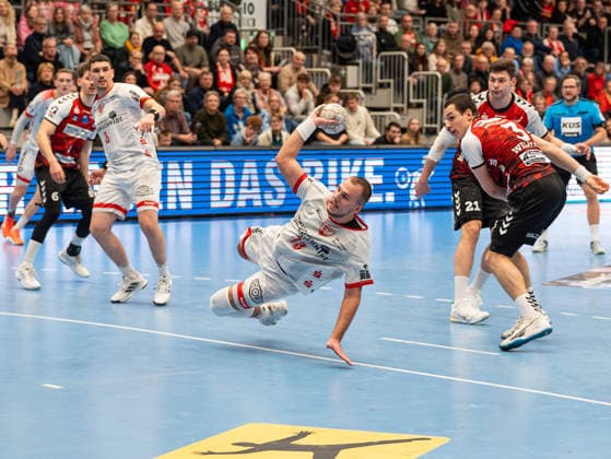 Valentino Duvancic (TuS Ferndorf, 73) beim Torwurf HSG Nordhorn Lingen vs. TuS Ferndorf, Handball, 2. Bundesliga, 14. Spieltag, Saison 2025 2026, 05.12.2025 HSG Nordhorn Lingen vs. TuS Ferndorf, Handball, 2. Bundesliga, 14. Spieltag, Saison 2025 2026, 05.12.2025 Nordhorn Copyright: xEibner-Pressefoto DamianxKruczynx EP_DKI