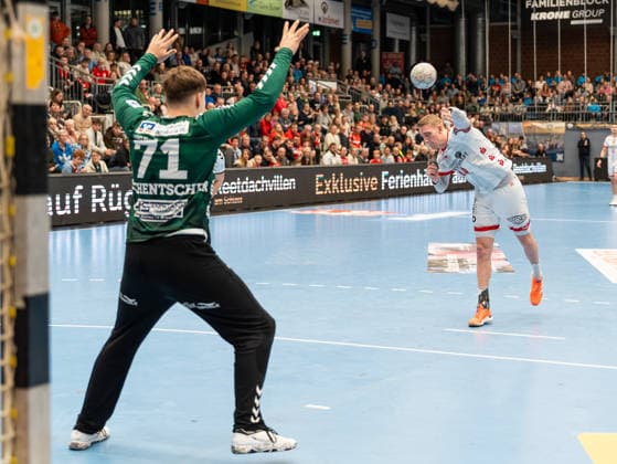 Tom Jansen (TuS Ferndorf, 44) beim Siebenmeter gegen Luca Tschentscher (HSG Nordhorn Lingen, 71) HSG Nordhorn Lingen vs. TuS Ferndorf, Handball, 2. Bundesliga, 14. Spieltag, Saison 2025 2026, 05.12.2025 HSG Nordhorn Lingen vs. TuS Ferndorf, Handball, 2. Bundesliga, 14. Spieltag, Saison 2025 2026, 05.12.2025 Nordhorn Copyright: xEibner-Pressefoto DamianxKruczynx EP_DKI