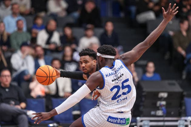 Bernard Joel Pelote III (Tigers Tuebingen, 01) im Zweikampf mit David Opowu Ejah (PS Karlsruhe LIONS, 25), PS Karlsruhe LIONS vs Tigers Tuebingen, Basketball ProA 2. Bundesliga, 11. Spieltag, Saison 2025 2026, 05.12.2025, PS Karlsruhe LIONS vs Tigers Tuebingen, Basketball ProA 2. Bundesliga, 11. Spieltag, Saison 2025 2026, 05.12.2025 Karlsruhe Copyright: xEibner-Pressefoto JanxPrihodax EP_JPA