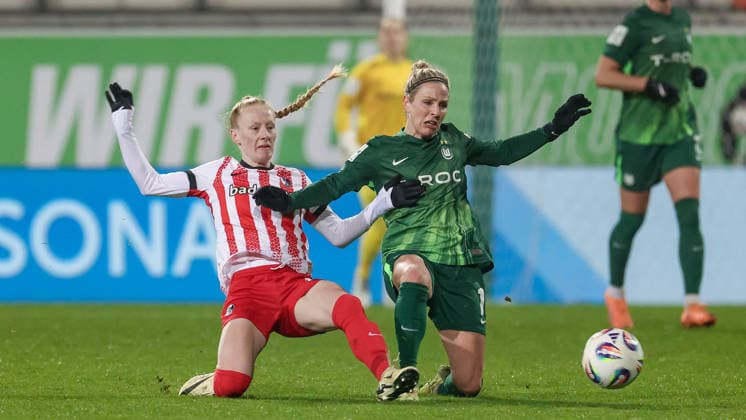 v.li.: Meret Felde (SC Freiburg, 4) und Svenja Huth (VfL Wolfsburg, 10) im Zweikampf, Duell, Dynamik, Aktion, Action, Spielszene, DIE DFB-RICHTLINIEN UNTERSAGEN JEGLICHE NUTZUNG VON FOTOS ALS SEQUENZBILDER UND ODER VIDEOÄHNLICHE FOTOSTRECKEN. DFB REGULATIONS PROHIBIT ANY USE OF PHOTOGRAPHS AS IMAGE SEQUENCES AND OR QUASI-VIDEO., 05.12.2025, Wolfsburg (Deutschland), Fussball, Google Pixel Frauen-Bundesliga, VfL Wolfsburg - SC Freiburg