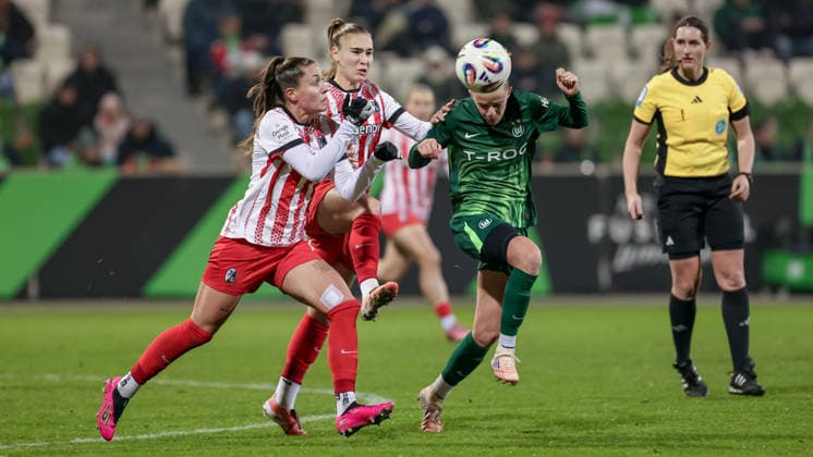 v.li.: Selina Vobian (SC Freiburg, 10), Alena Bienz (SC Freiburg, 8) und Vivien Endemann (VfL Wolfsburg, 25) im Zweikampf, Duell, Dynamik, Aktion, Action, Spielszene, DIE DFB-RICHTLINIEN UNTERSAGEN JEGLICHE NUTZUNG VON FOTOS ALS SEQUENZBILDER UND ODER VIDEOÄHNLICHE FOTOSTRECKEN. DFB REGULATIONS PROHIBIT ANY USE OF PHOTOGRAPHS AS IMAGE SEQUENCES AND OR QUASI-VIDEO., 05.12.2025, Wolfsburg (Deutschland), Fussball, Google Pixel Frauen-Bundesliga, VfL Wolfsburg - SC Freiburg