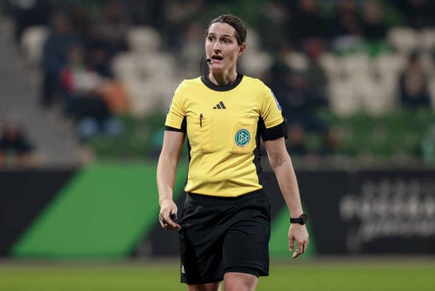 Schiedsrichterin Naemi Breier, Portrait, Nahaufnahme, Einzelfoto, Einzelbild, DIE DFB-RICHTLINIEN UNTERSAGEN JEGLICHE NUTZUNG VON FOTOS ALS SEQUENZBILDER UND ODER VIDEOÄHNLICHE FOTOSTRECKEN. DFB REGULATIONS PROHIBIT ANY USE OF PHOTOGRAPHS AS IMAGE SEQUENCES AND OR QUASI-VIDEO., 05.12.2025, Wolfsburg (Deutschland), Fussball, Google Pixel Frauen-Bundesliga, VfL Wolfsburg - SC Freiburg