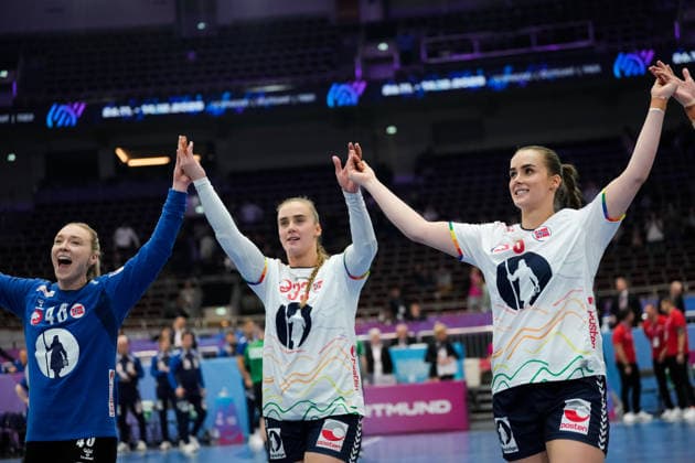 Women s Handball World Championship 2025 Czech Republic Norway Dortmund, Germany 20251205 Norway s goalkeeper Eli Marie Raasok, Thale Rushfeldt Deila and Live Rushfeldt Deila celebrate after the intermediate round of the Women s Handball World Championship between the Czech Republic and Norway in the Westfalenhalle Photo Beate Oma Dahle NTB Dortmund Germany EDITORIAL USE ONLY RESTRICTED USE FOR BETTING COMPANIES  Copyright: xBeatexOmaxDahlex xNTBx