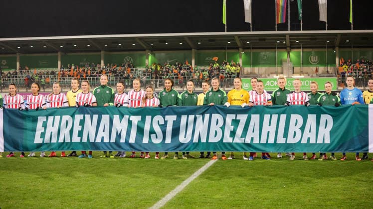 05.12.2025, xgrfx, Fussball Google Pixel Frauen-Bundesliga, VfL Wolfsburg - SC Freiburg v.l. Aktionsspieltag Ehrenamt DFB (DFL DFB REGULATIONS PROHIBIT ANY USE OF PHOTOGRAPHS as IMAGE SEQUENCES and or QUASI-VIDEO) Wolfsburg