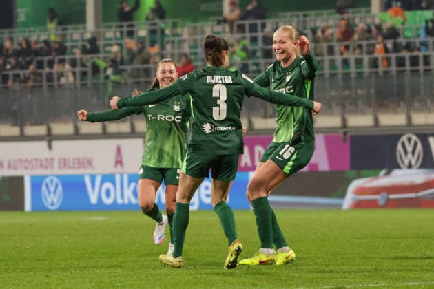 05.12.2025, xgrfx, Fussball Google Pixel Frauen-Bundesliga, VfL Wolfsburg - SC Freiburg v.l. Tor, Catlin Dijkstra (VfL Wolfsburg) (DFL DFB REGULATIONS PROHIBIT ANY USE OF PHOTOGRAPHS as IMAGE SEQUENCES and or QUASI-VIDEO) Wolfsburg